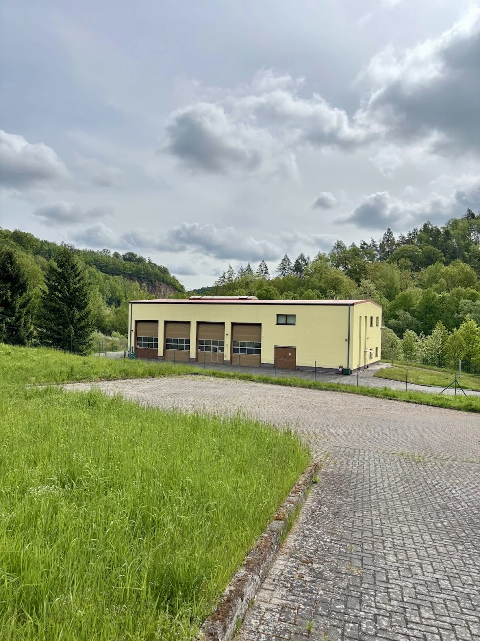 Betriebsgelände mit Halle und Büro